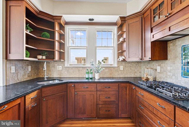 1816 N KENMORE ST, Arlington, VA 22207