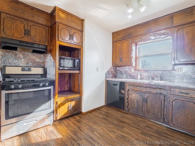 2094 Hartshorne Adamson Road, Hartshorne, OK 74547