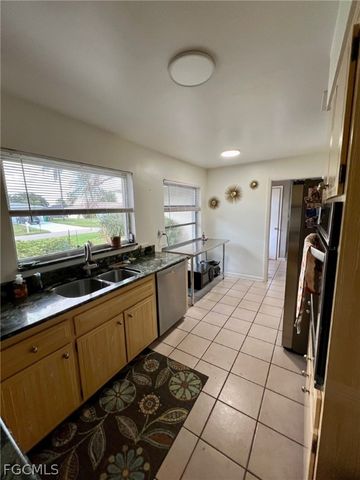 1040 SE 43rd ST, Cape Coral, FL 33904