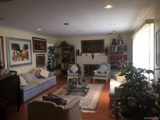 149 Lakeside Drive E, Lawrence, NY 11559