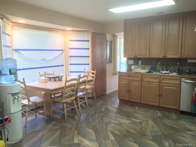 149 Lakeside Drive E, Lawrence, NY 11559