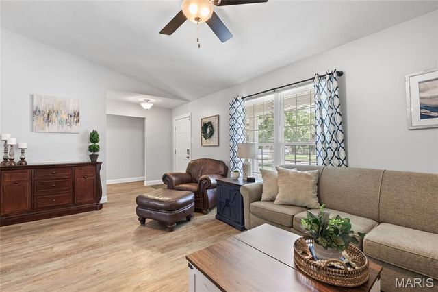 2854 Queen Bee Lane, Oakville, MO 63129
