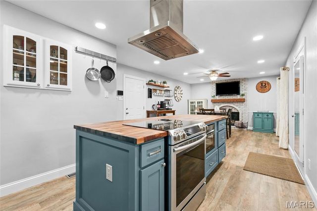 2854 Queen Bee Lane, Oakville, MO 63129