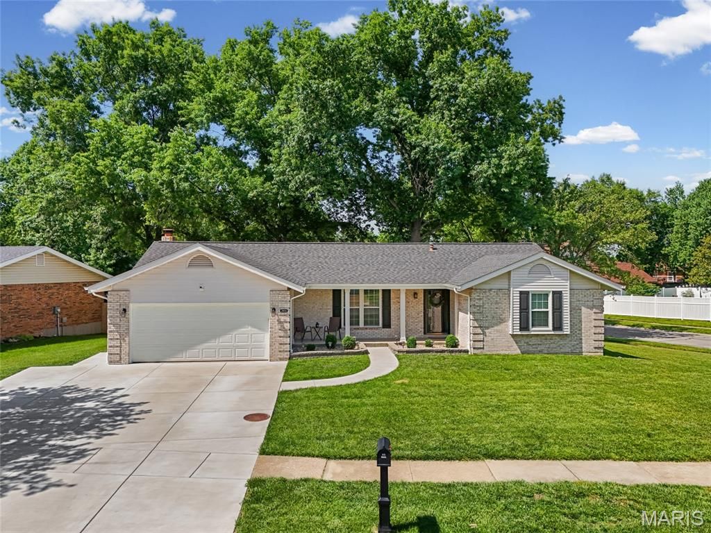2854 Queen Bee Lane, Oakville, MO 63129