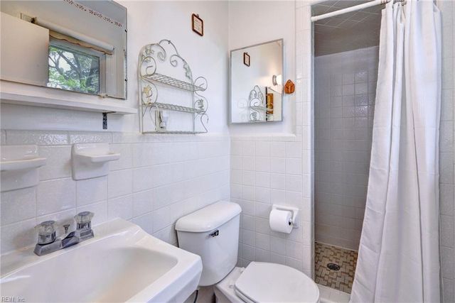 5556 Roanes Wharf RD, Gloucester, VA 23061
