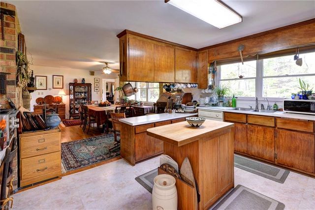 5556 Roanes Wharf RD, Gloucester, VA 23061
