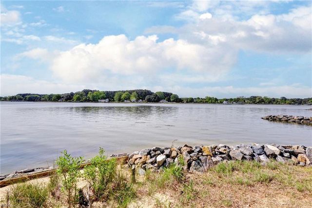 5556 Roanes Wharf RD, Gloucester, VA 23061