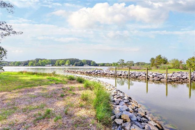 5556 Roanes Wharf RD, Gloucester, VA 23061