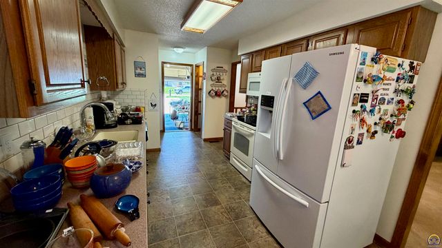 5626 SW Barrington Ct N, Topeka, KS 66614