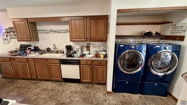 5626 SW Barrington Ct N, Topeka, KS 66614