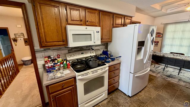 5626 SW Barrington Ct N, Topeka, KS 66614