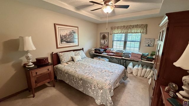 5626 SW Barrington Ct N, Topeka, KS 66614