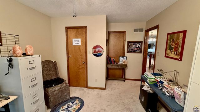 5626 SW Barrington Ct N, Topeka, KS 66614