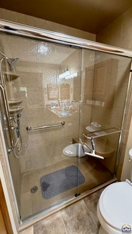 5626 SW Barrington Ct N, Topeka, KS 66614