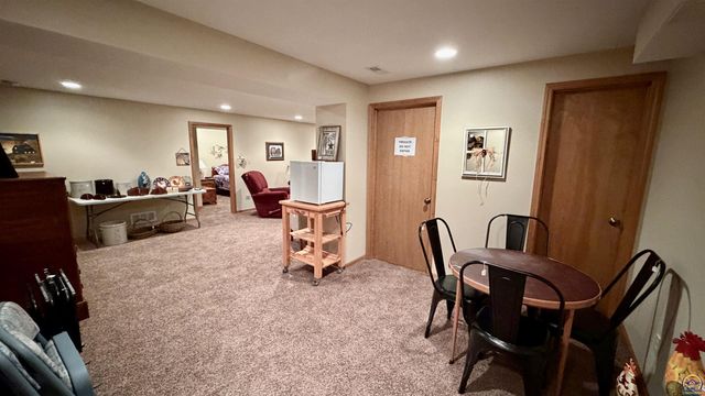 5626 SW Barrington Ct N, Topeka, KS 66614