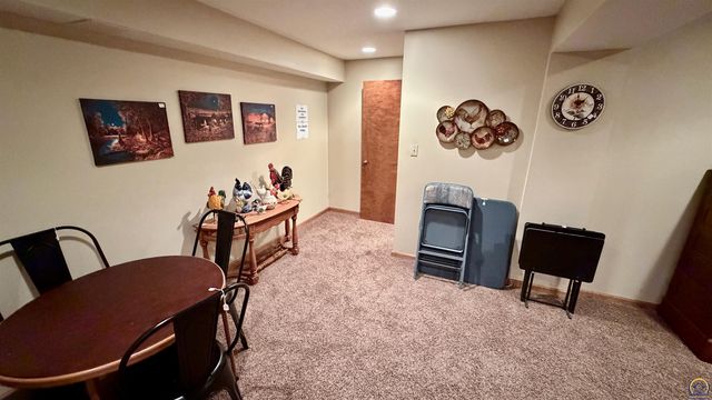 5626 SW Barrington Ct N, Topeka, KS 66614