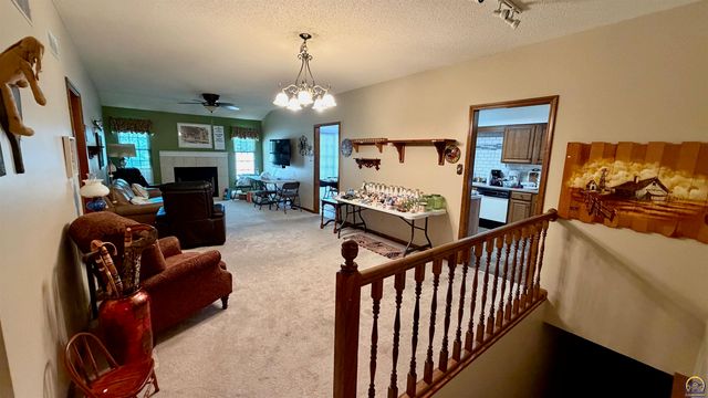 5626 SW Barrington Ct N, Topeka, KS 66614