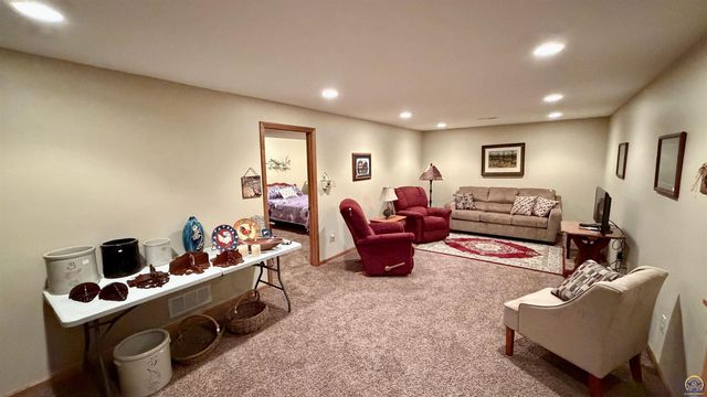 5626 SW Barrington Ct N, Topeka, KS 66614
