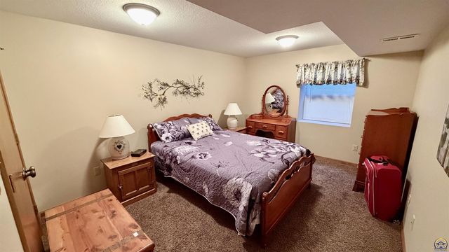 5626 SW Barrington Ct N, Topeka, KS 66614