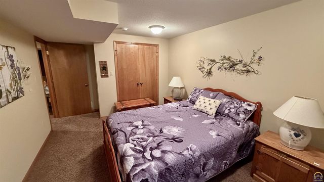 5626 SW Barrington Ct N, Topeka, KS 66614