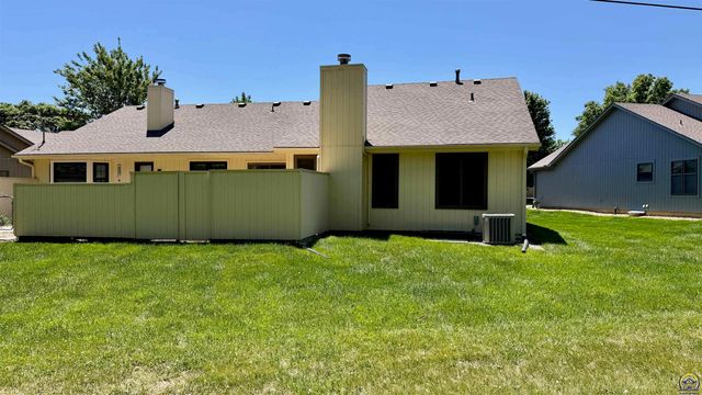 5626 SW Barrington Ct N, Topeka, KS 66614