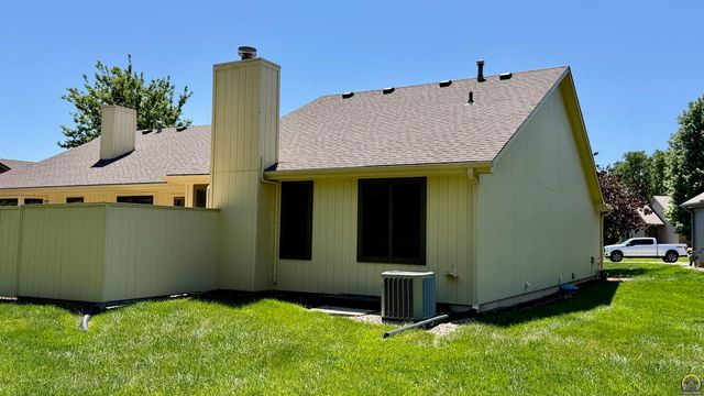 5626 SW Barrington Ct N, Topeka, KS 66614