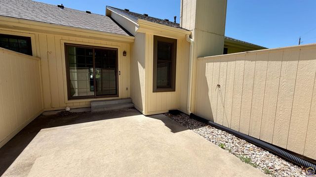 5626 SW Barrington Ct N, Topeka, KS 66614