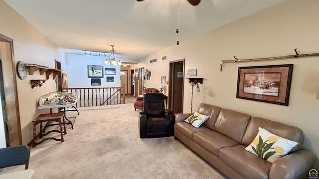 5626 SW Barrington Ct N, Topeka, KS 66614