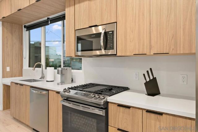 2015 Albatross St, San Diego, CA 92101