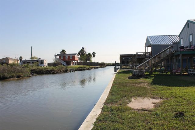 7115 W Hunter Drive, Hitchcock, TX 77563