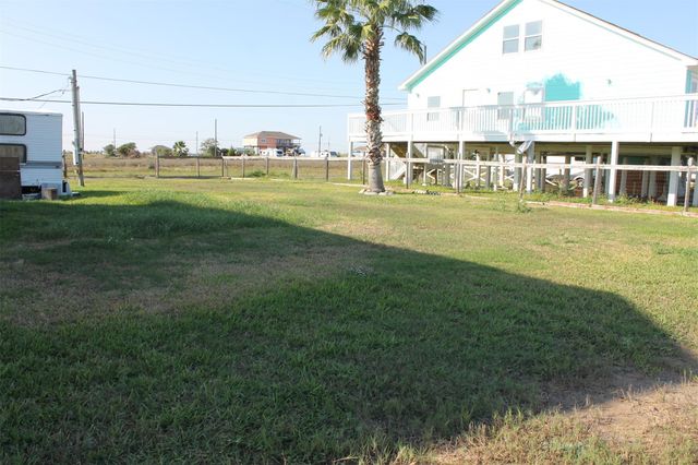 7115 W Hunter Drive, Hitchcock, TX 77563