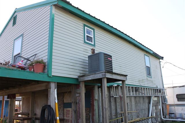 7115 W Hunter Drive, Hitchcock, TX 77563