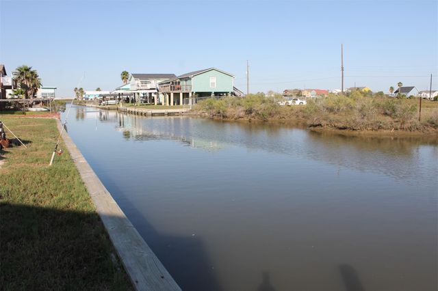 7115 W Hunter Drive, Hitchcock, TX 77563