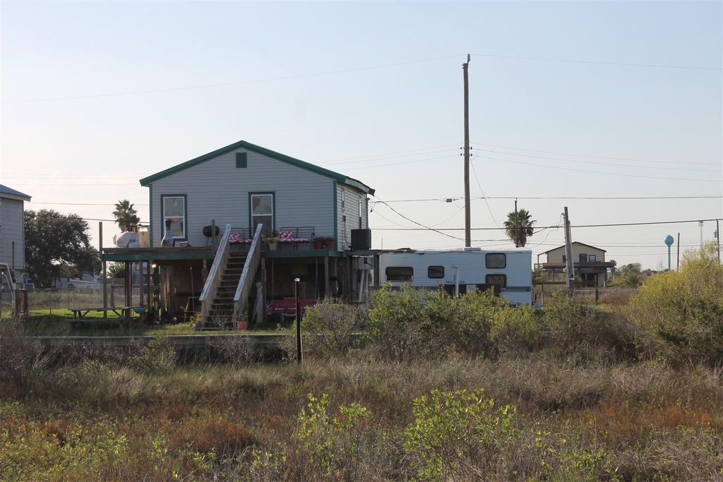 7115 W Hunter Drive, Hitchcock, TX 77563