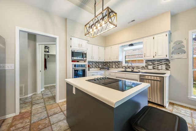 3383 N Southridge Drive, Fayetteville, AR 72703