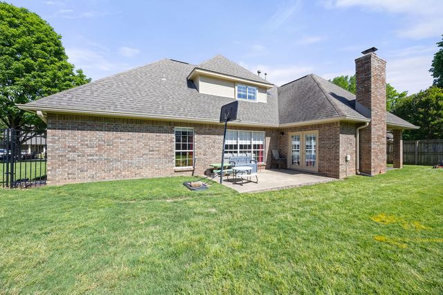 3383 N Southridge Drive, Fayetteville, AR 72703