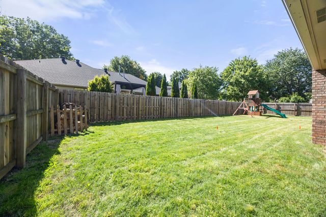 3383 N Southridge Drive, Fayetteville, AR 72703