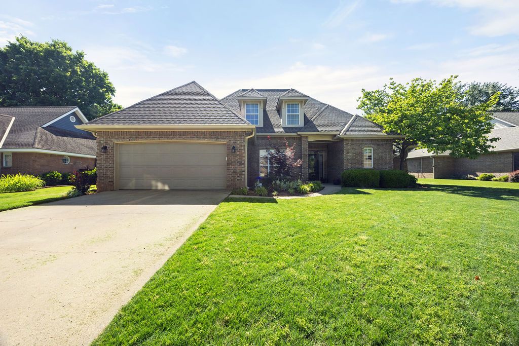 3383 N Southridge Drive, Fayetteville, AR 72703