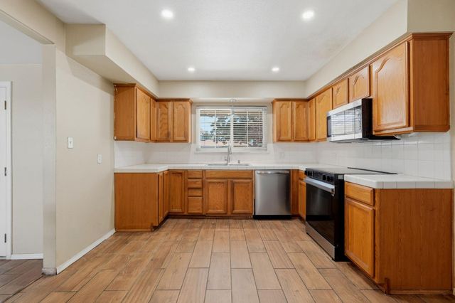 2519 E Buckingham Way, Fresno, CA 93726