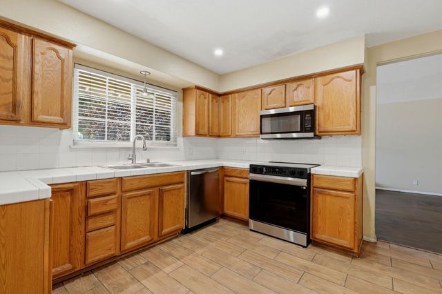 2519 E Buckingham Way, Fresno, CA 93726