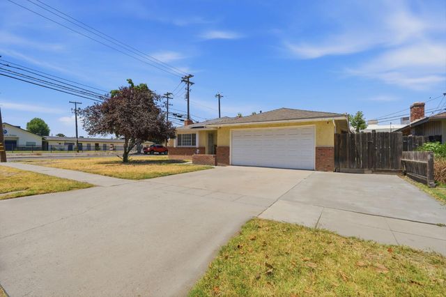 2519 E Buckingham Way, Fresno, CA 93726