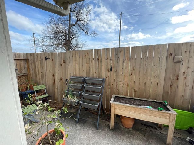 718 Redwing Park Drive, Houston, TX 77009