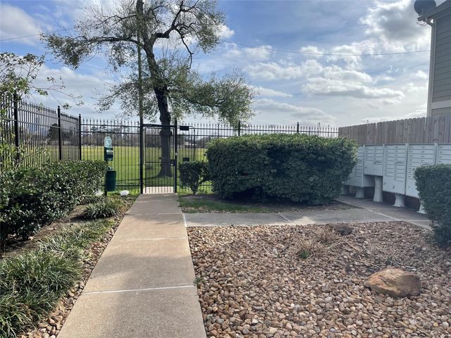 718 Redwing Park Drive, Houston, TX 77009