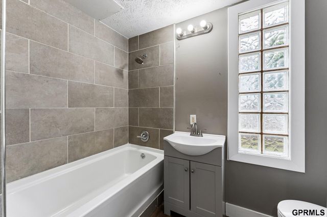 3010 Seward Street, Omaha, NE 68111
