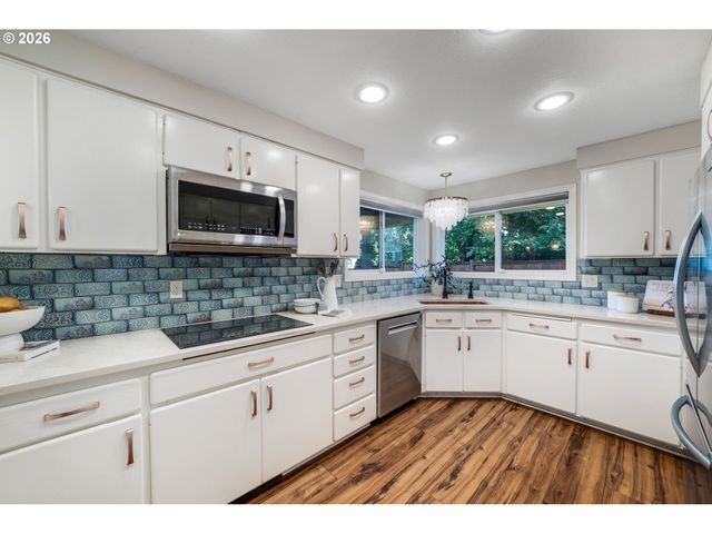 2155 RIDGEWAY Dr, Eugene, OR 97401