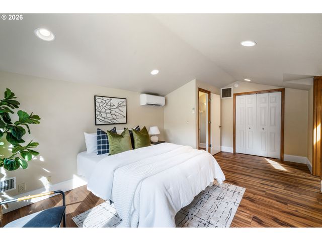 2155 RIDGEWAY Dr, Eugene, OR 97401