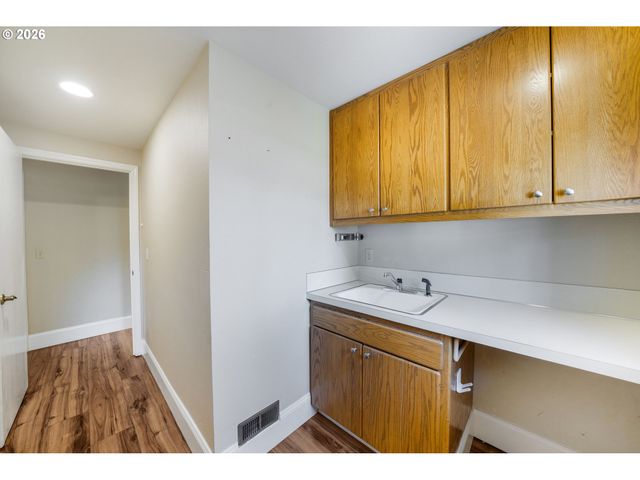 2155 RIDGEWAY Dr, Eugene, OR 97401