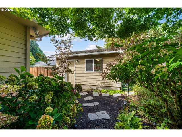 2155 RIDGEWAY Dr, Eugene, OR 97401