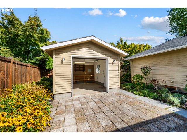 2155 RIDGEWAY Dr, Eugene, OR 97401