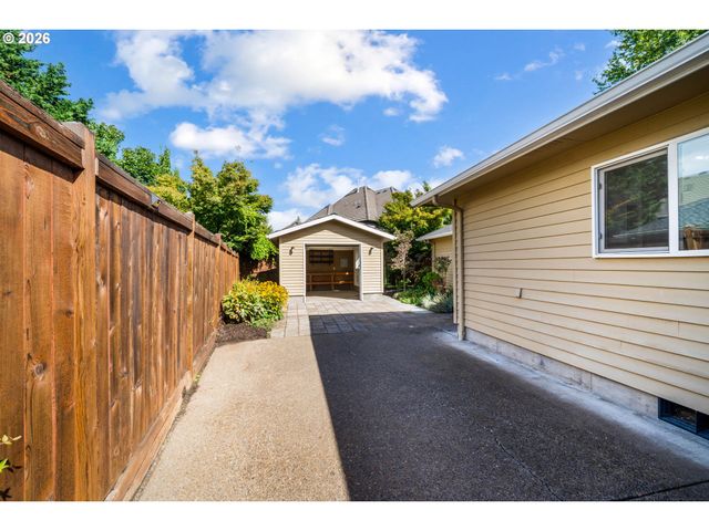 2155 RIDGEWAY Dr, Eugene, OR 97401